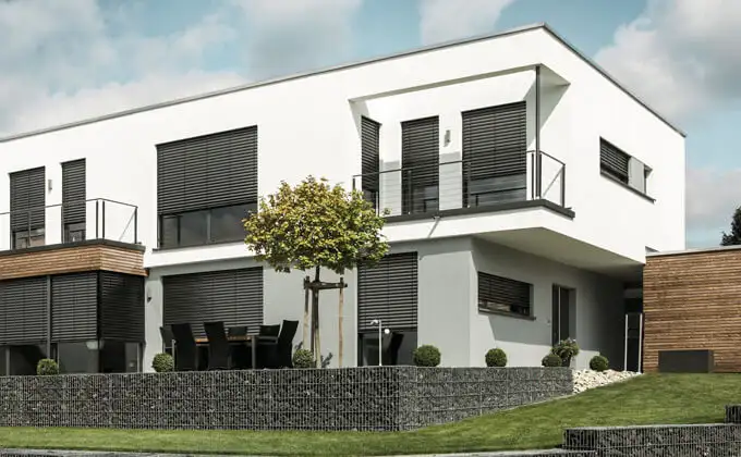 Haus mit Raffstoren vor den Fenstern